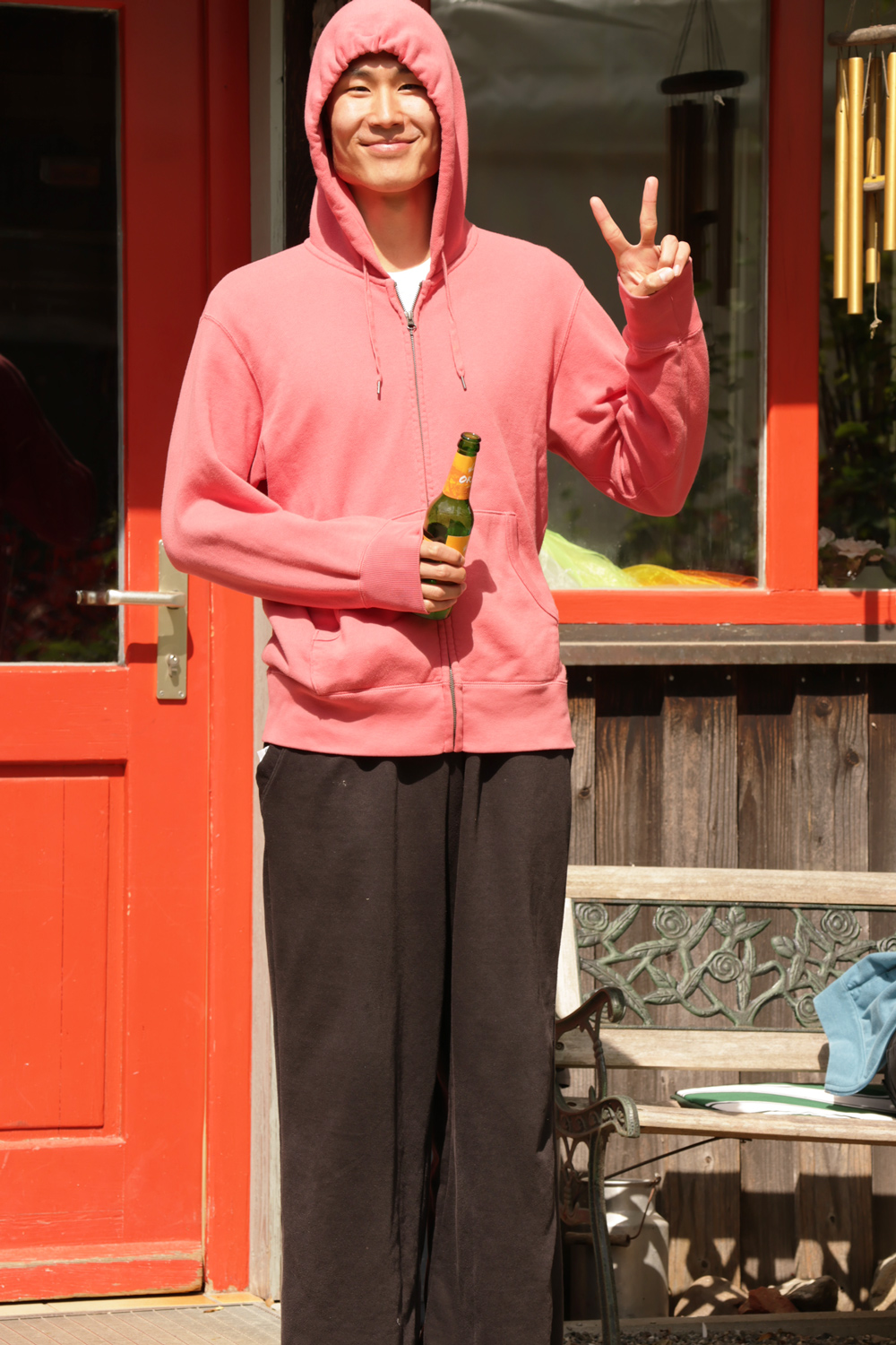 Ein junger Mann mit dem Victory-Symbol