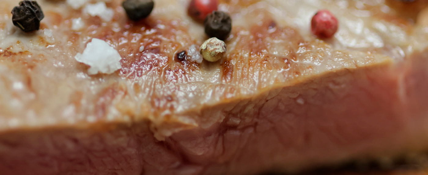 Gebratenes Kalbsteak mit Pfefferkörnern