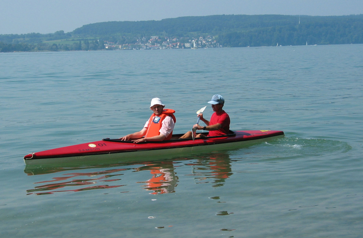 Guido Kwiek und Betreuter mit dem Kanu auf einem See
