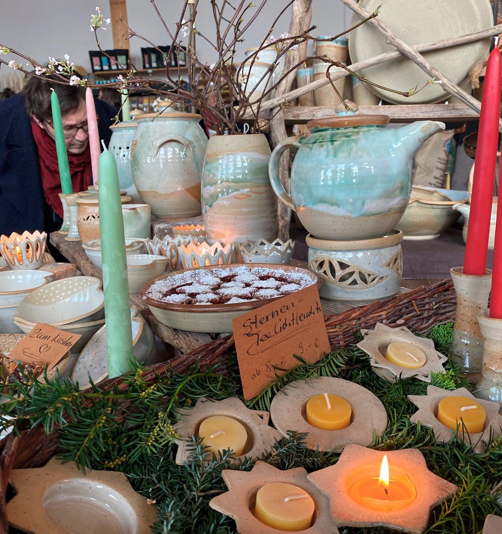 Ein Stand mit Töpferwaren und Kerzen