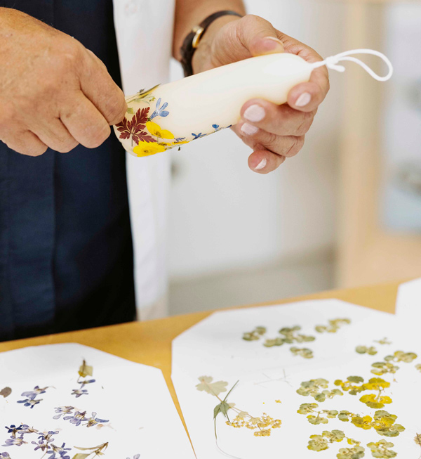 Hochzeitskerze 100% Bienenwachs mit Blüten, Ornamenten und Schrift verziert