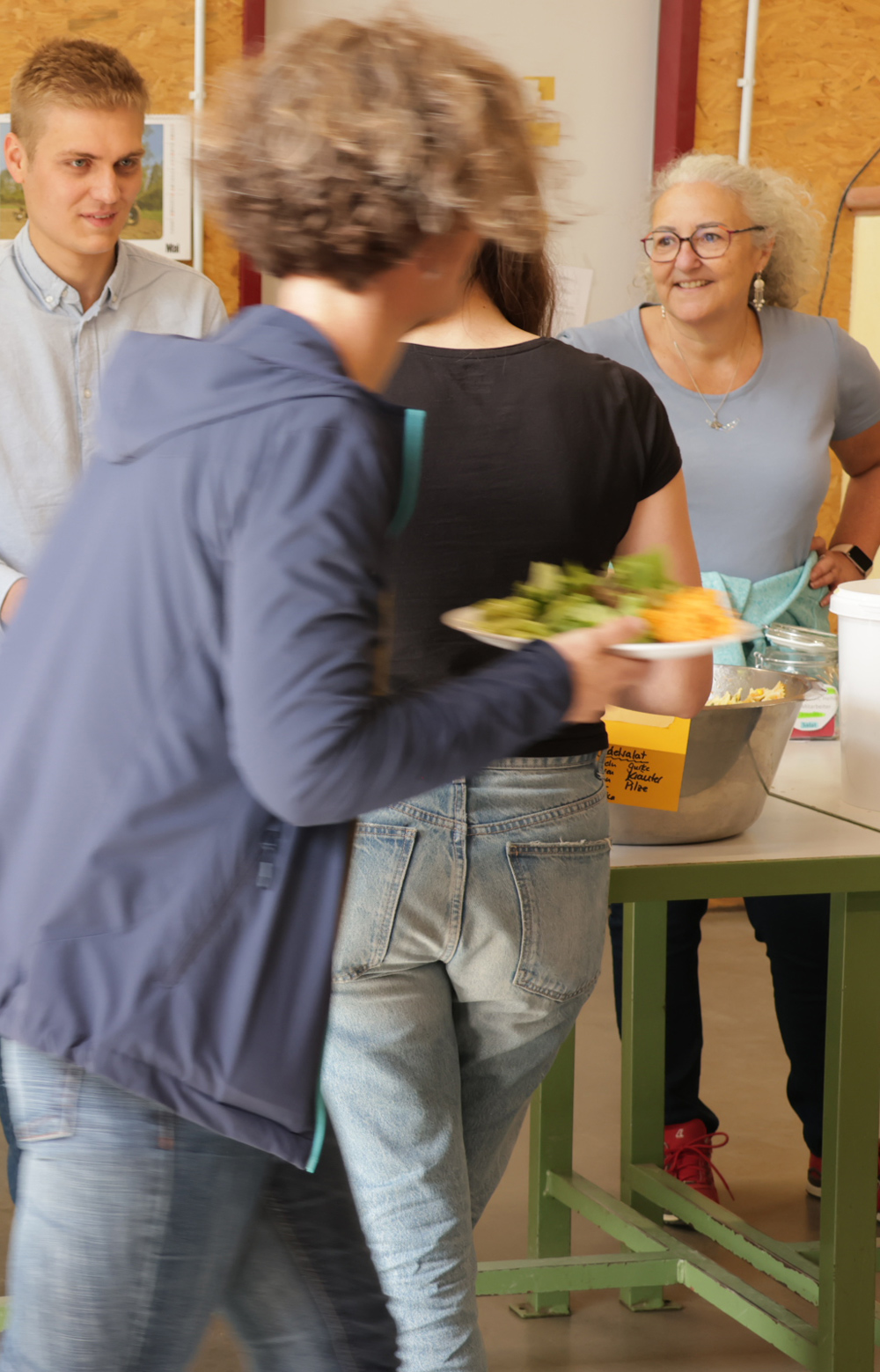 Personen am Salatbuffet