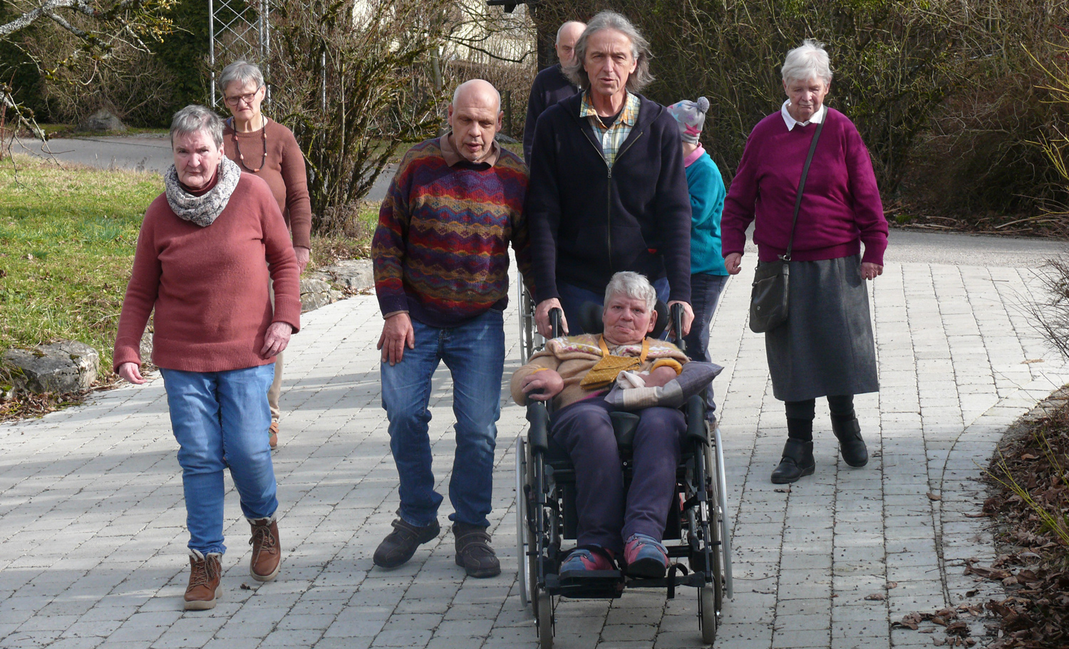 Gruppe Bewohner spazieren auf den neuen Gehwegen