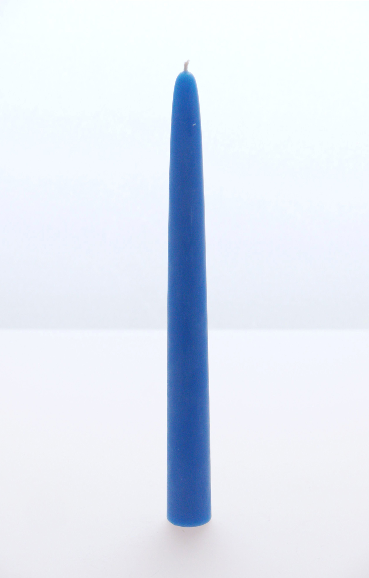 Leuchterkerze aus Bienenwachs in blau