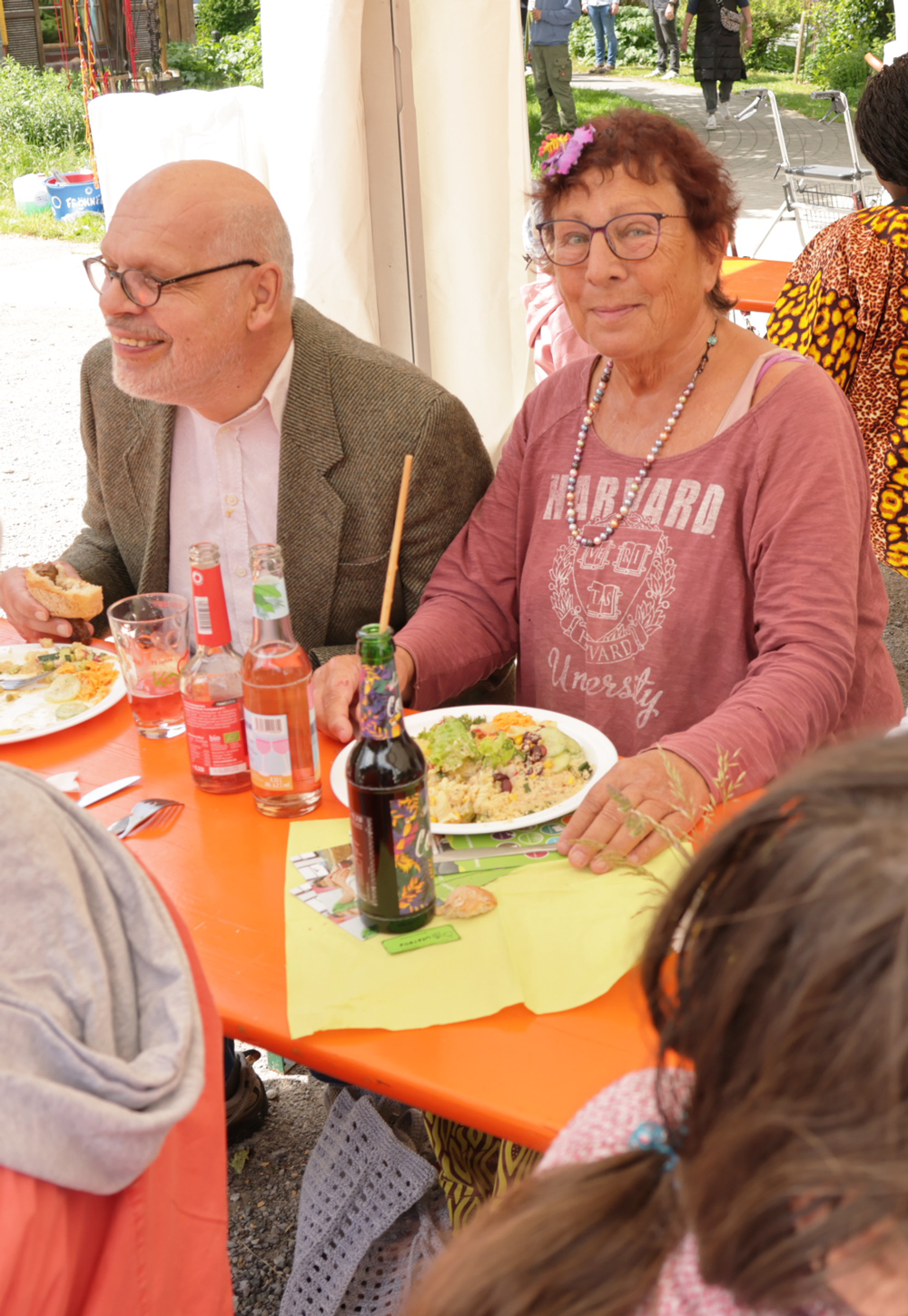 Zwei Personen beim Essen am Tisch