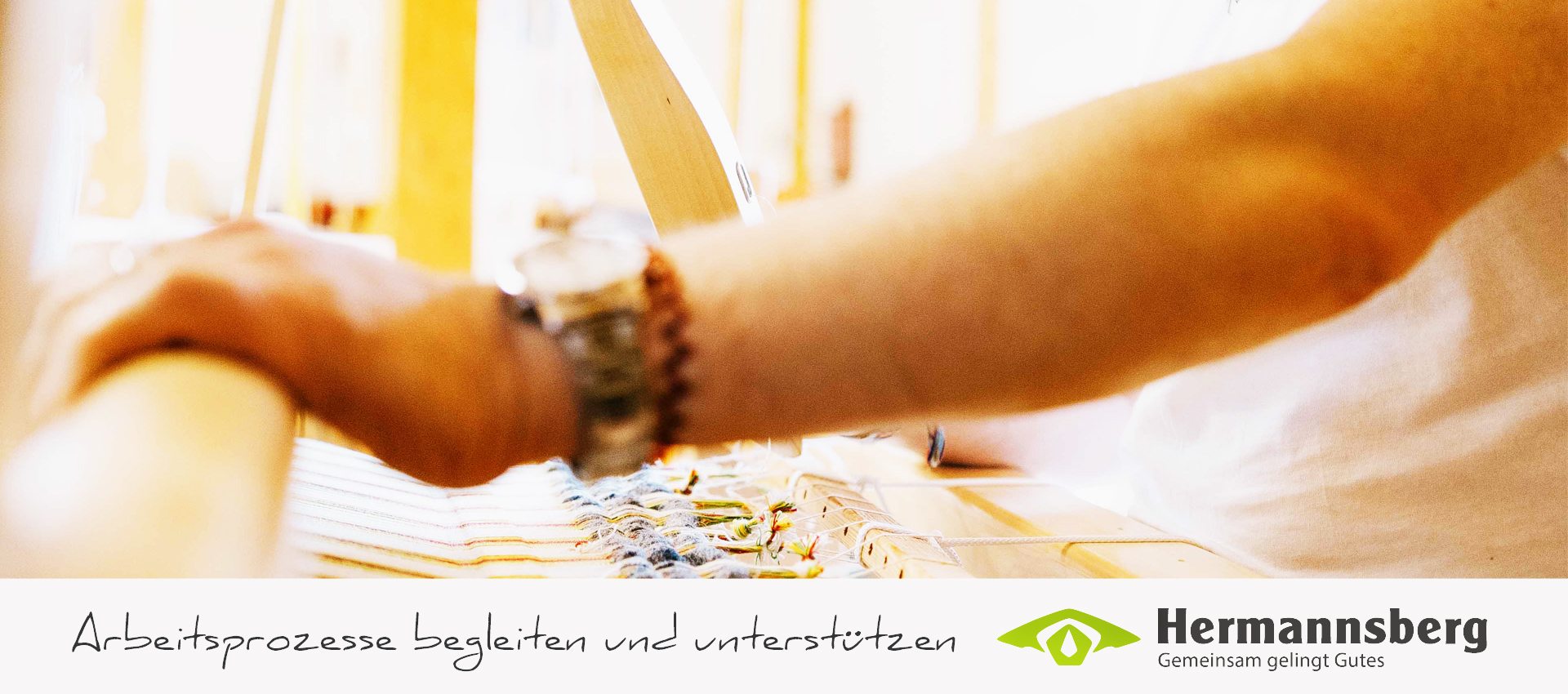 Mann arbeitet am Webstuhl