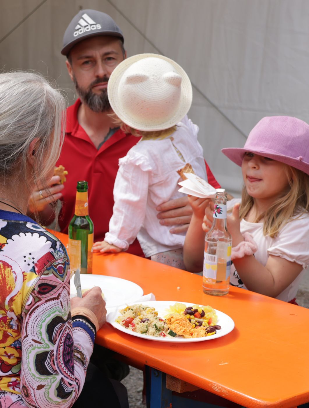 Besucher des Hermannsberg-Fest am Tisch