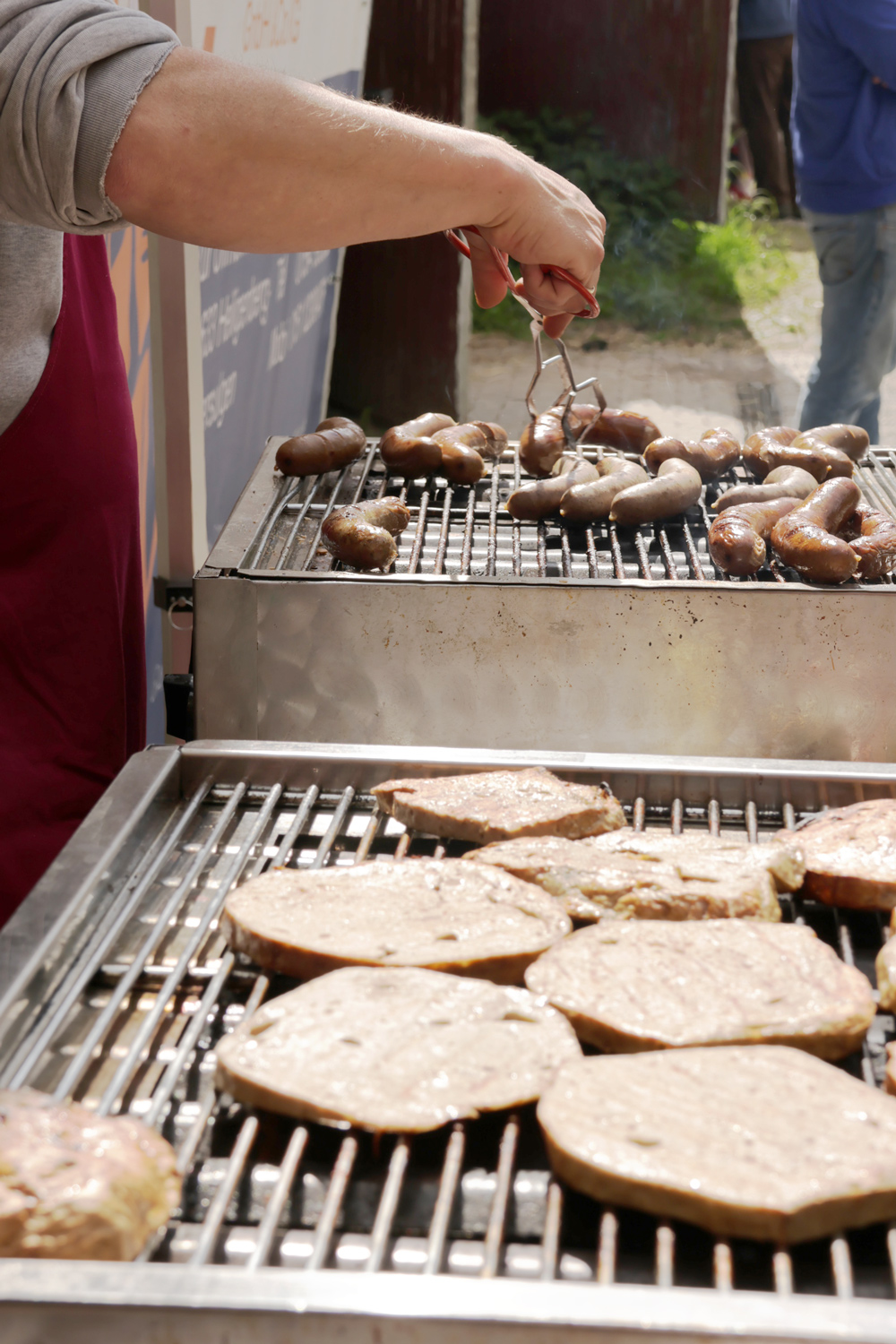 Würstchen und Fleisch auf dem Grill