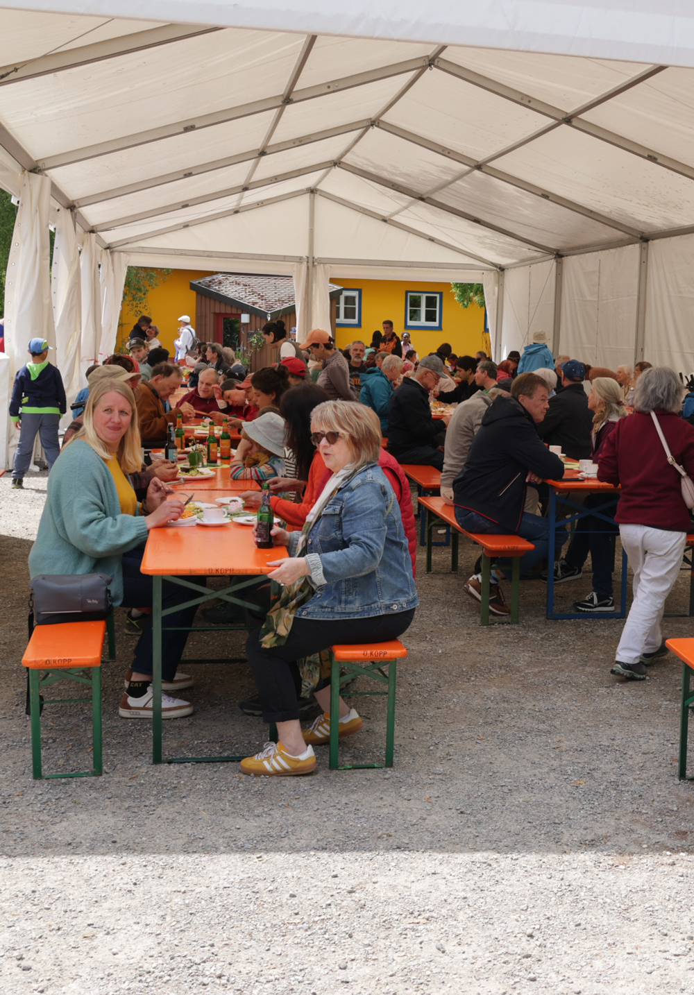 Personen an den Tischen im Festzelt