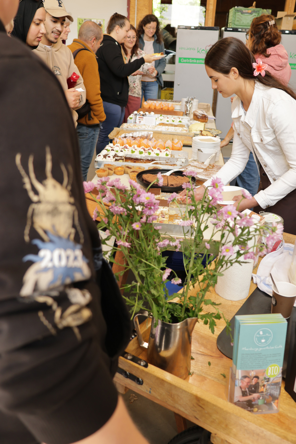Personen am Kuchenbuffet