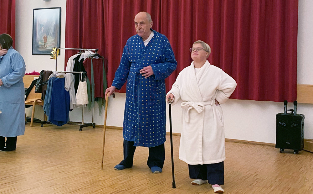 Bühnenszene, Zwei Akteure im Bademantel